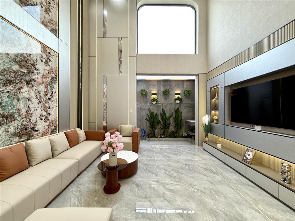 Nhà ngay ngã tư ga, sát bên gò vấp, dt4.7mx14m, lửng, 3 lầu, 4pn, gara ô tô, p.thờ, sân thượng