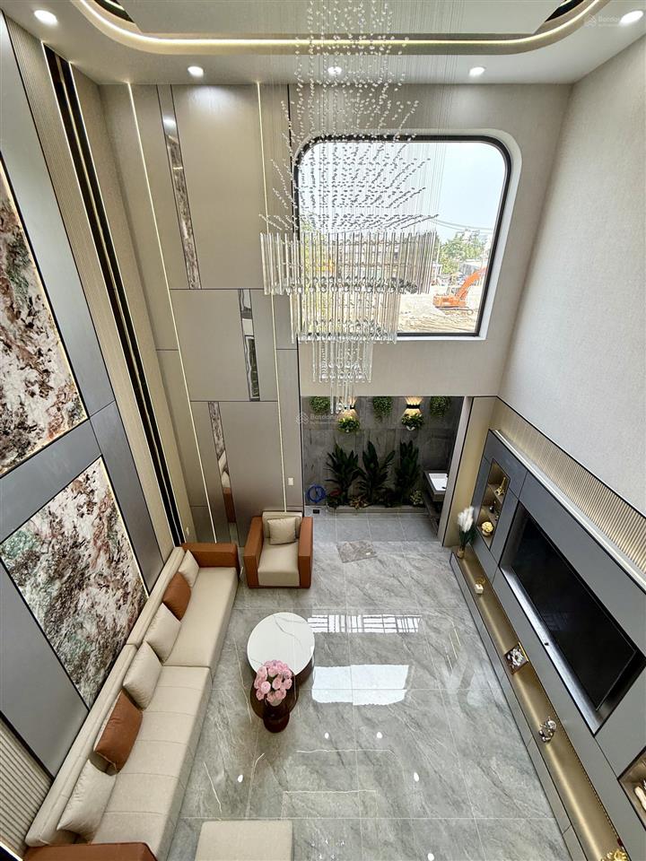 Nhà ngay ngã tư ga, sát bên gò vấp, dt4.7mx14m, lửng, 3 lầu, 4pn, gara ô tô, p.thờ, sân thượng