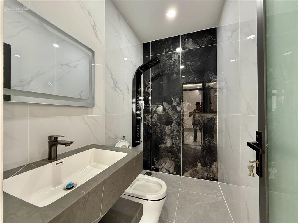 Nhà ngay ngã tư ga, sát bên gò vấp, dt4.7mx14m, lửng, 3 lầu, 4pn, gara ô tô, p.thờ, sân thượng