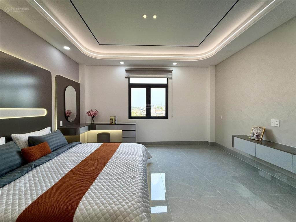 Nhà ngay ngã tư ga, sát bên gò vấp, dt4.7mx14m, lửng, 3 lầu, 4pn, gara ô tô, p.thờ, sân thượng