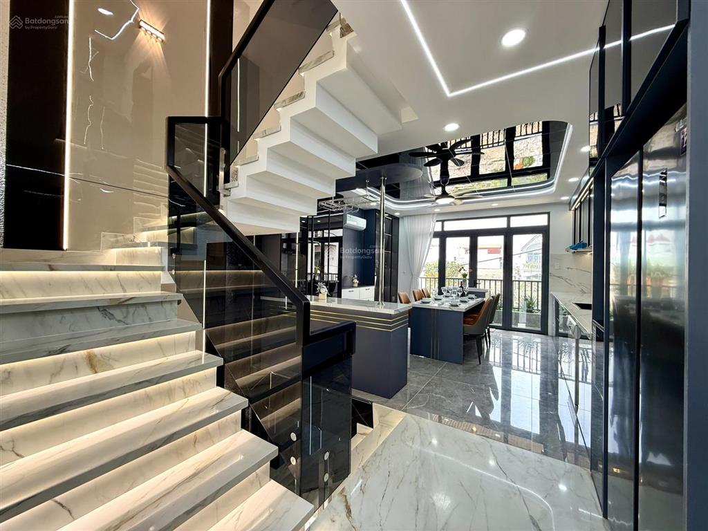 Nhà 4 tầng lầu, sát dự án công viên, dt4.5x14m, 4pn, p.thờ, gara ô tô, s.thượng, p.xông hơi