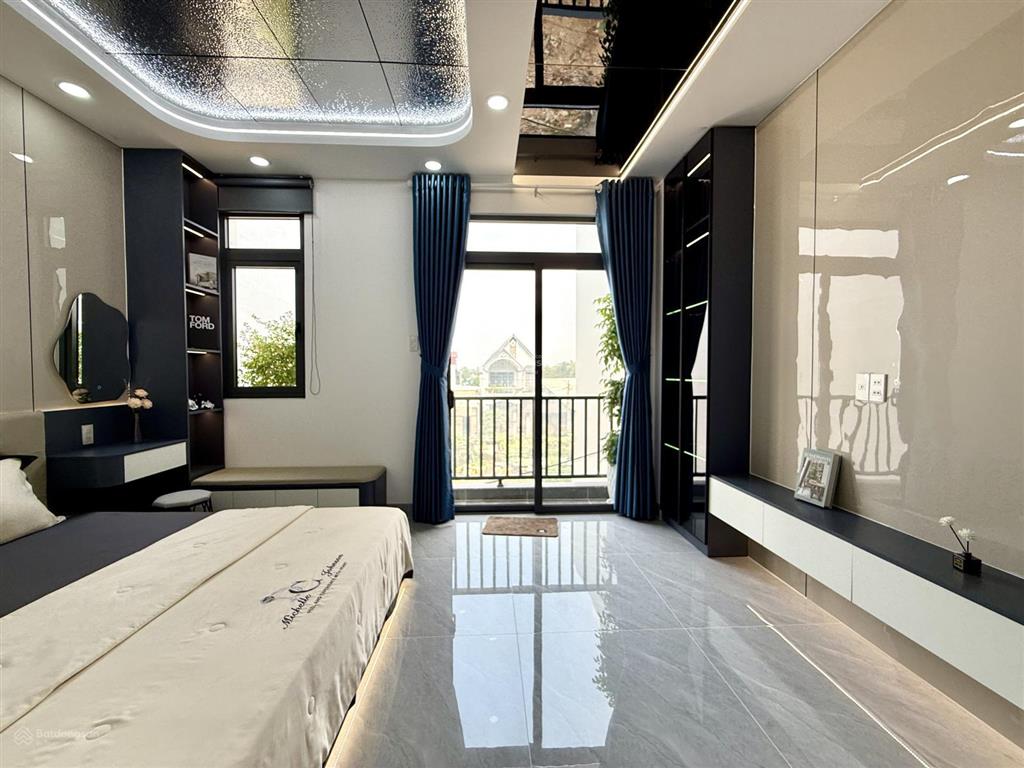 Nhà 4 tầng lầu, sát dự án công viên, dt4.5x14m, 4pn, p.thờ, gara ô tô, s.thượng, p.xông hơi