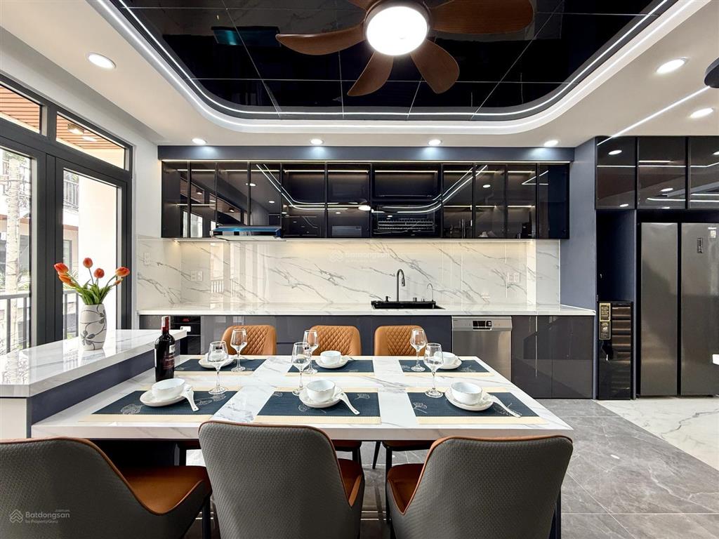 Nhà 4 tầng lầu, sát dự án công viên, dt4.5x14m, 4pn, p.thờ, gara ô tô, s.thượng, p.xông hơi