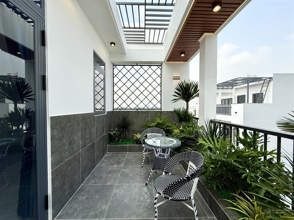 Nhà 4 tầng lầu, sát dự án công viên, dt4.5x14m, 4pn, p.thờ, gara ô tô, s.thượng, p.xông hơi