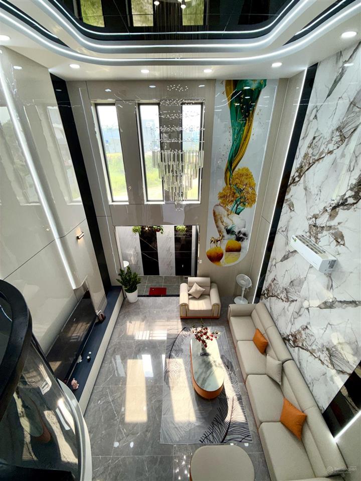 Nhà 4 tầng lầu, sát dự án công viên, dt4.5x14m, 4pn, p.thờ, gara ô tô, s.thượng, p.xông hơi