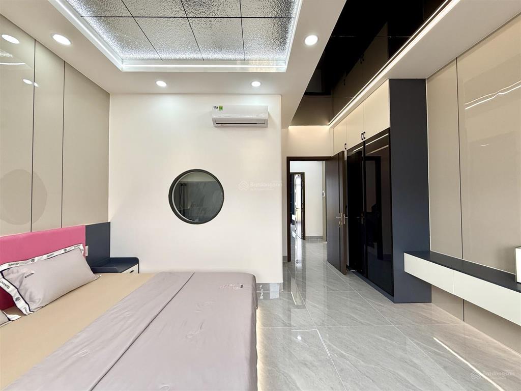 Nhà 4 tầng lầu, sát dự án công viên, dt4.5x14m, 4pn, p.thờ, gara ô tô, s.thượng, p.xông hơi