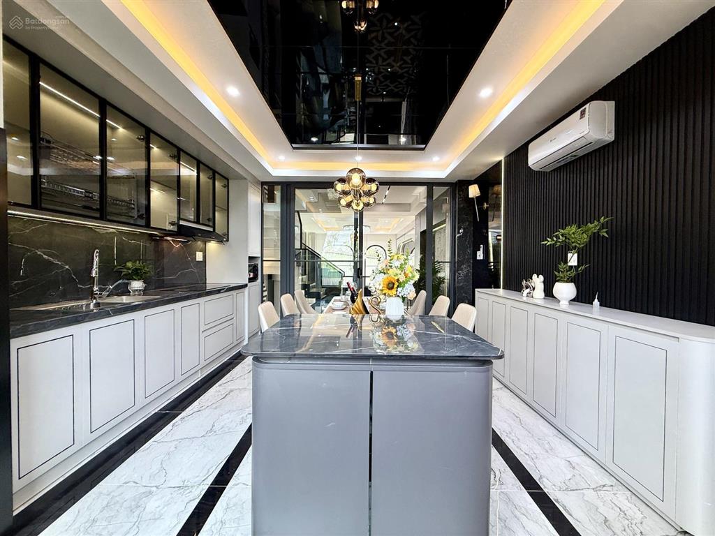 Nhà mặt kênh đường thông, sát bên trường học, dt4.3x15m, lửng, 3 lầu, 4pn, p.thờ, s.thượng