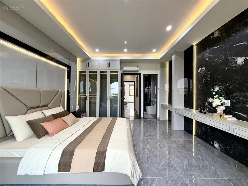 Nhà mặt kênh đường thông, sát bên trường học, dt4.3x15m, lửng, 3 lầu, 4pn, p.thờ, s.thượng