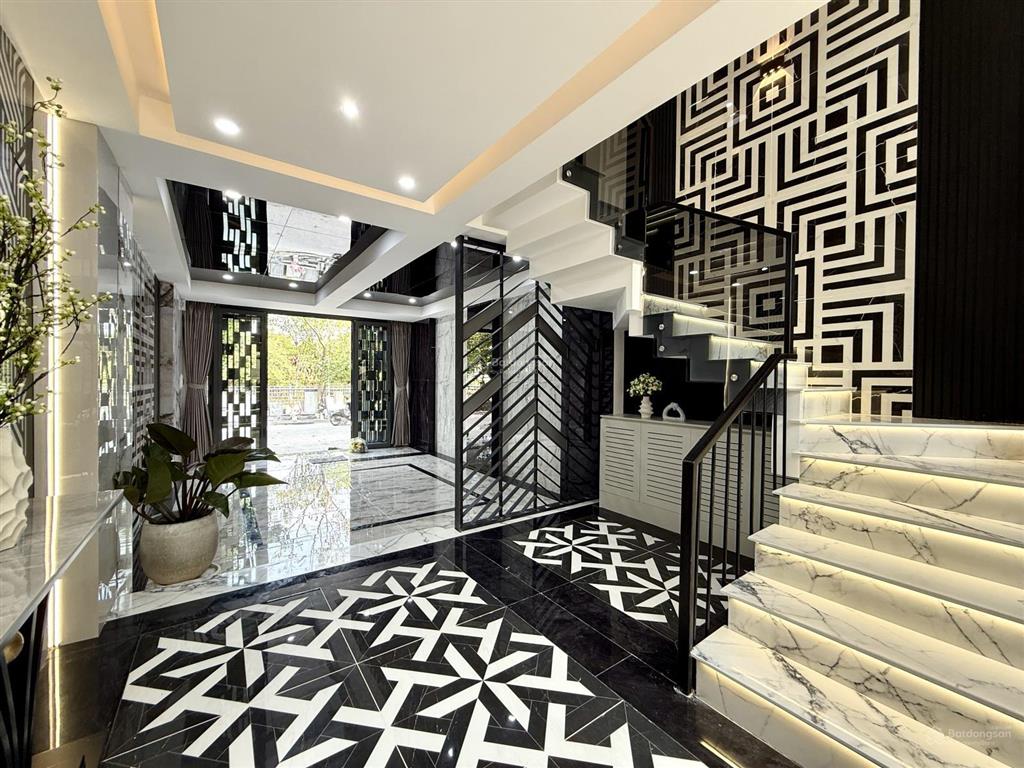 Nhà mặt kênh đường thông, sát bên trường học, dt4.3x15m, lửng, 3 lầu, 4pn, p.thờ, s.thượng