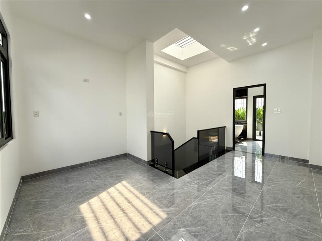 Nhà mặt kênh đường thông, sát bên trường học, dt4.3x15m, lửng, 3 lầu, 4pn, p.thờ, s.thượng