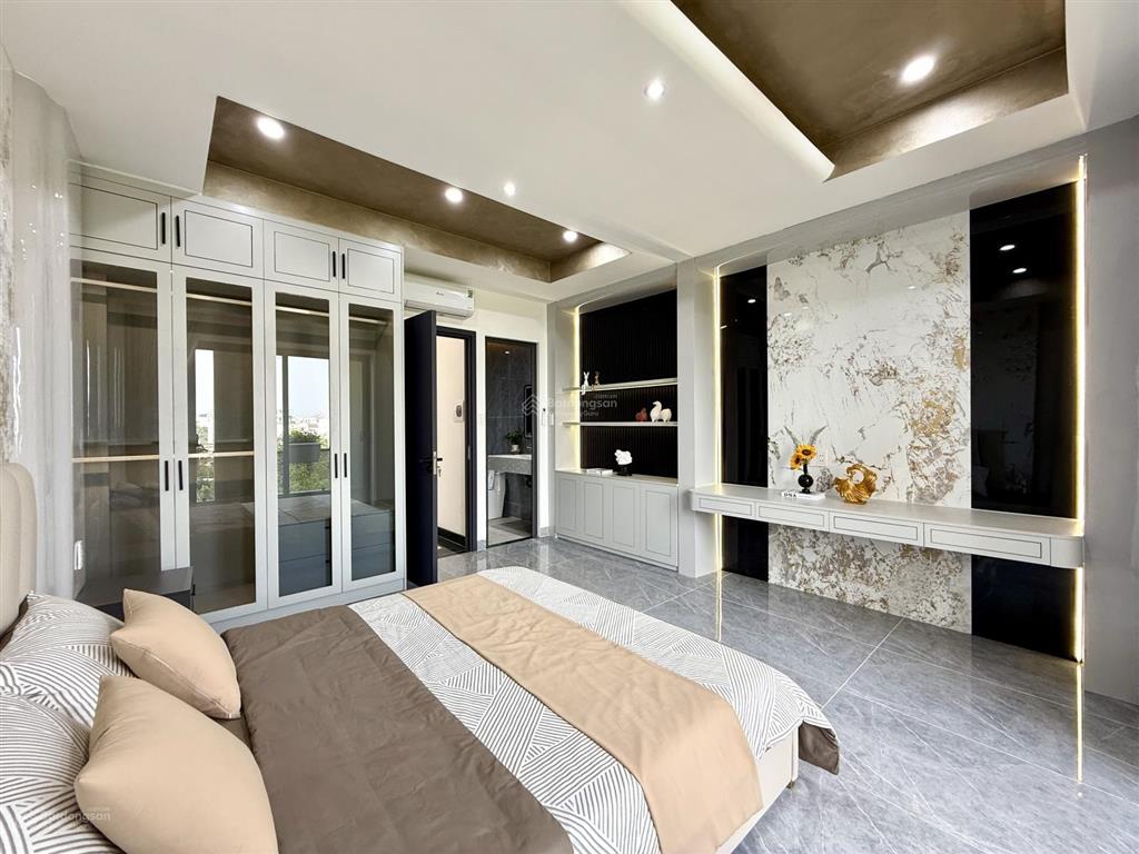 Nhà mặt kênh đường thông, sát bên trường học, dt4.3x15m, lửng, 3 lầu, 4pn, p.thờ, s.thượng