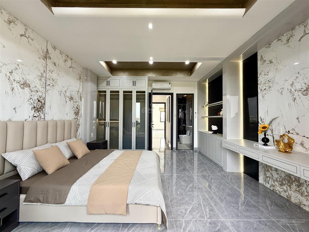 Nhà mặt kênh đường thông, sát bên trường học, dt4.3x15m, lửng, 3 lầu, 4pn, p.thờ, s.thượng