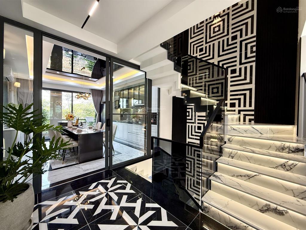 Nhà mặt kênh đường thông, sát bên trường học, dt4.3x15m, lửng, 3 lầu, 4pn, p.thờ, s.thượng