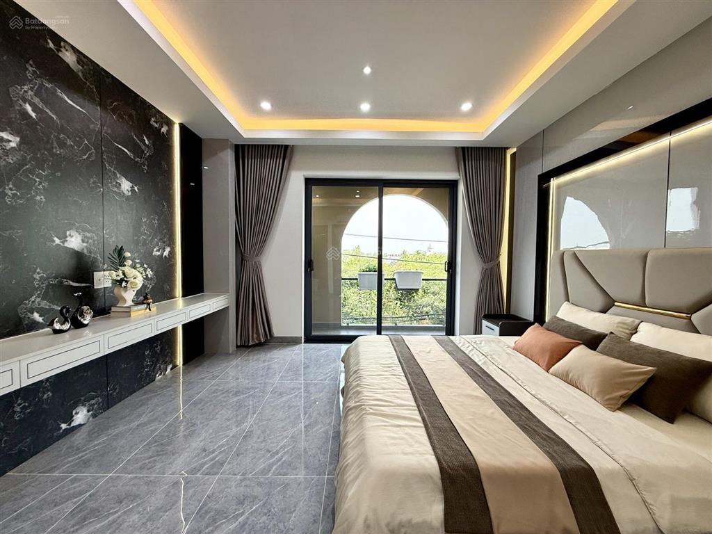 Nhà mặt kênh đường thông, sát bên trường học, dt4.3x15m, lửng, 3 lầu, 4pn, p.thờ, s.thượng