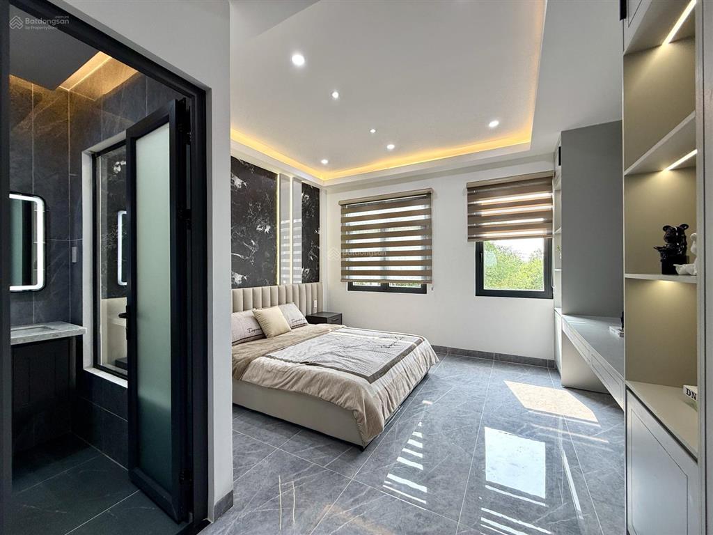 Nhà mặt kênh đường thông, sát bên trường học, dt4.3x15m, lửng, 3 lầu, 4pn, p.thờ, s.thượng