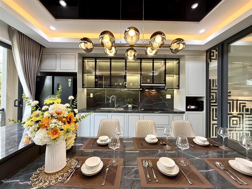 Nhà mặt kênh đường thông, sát bên trường học, dt4.3x15m, lửng, 3 lầu, 4pn, p.thờ, s.thượng