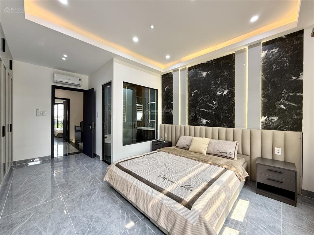 Nhà mặt kênh đường thông, sát bên trường học, dt4.3x15m, lửng, 3 lầu, 4pn, p.thờ, s.thượng