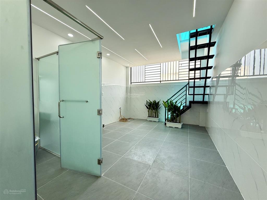 Nhà có thang máy, kế bên bện viện q12, dt4x20m, lửng, 3 lầu, 4pn, gara ô tô, sân thượng, 8,85 tỷ