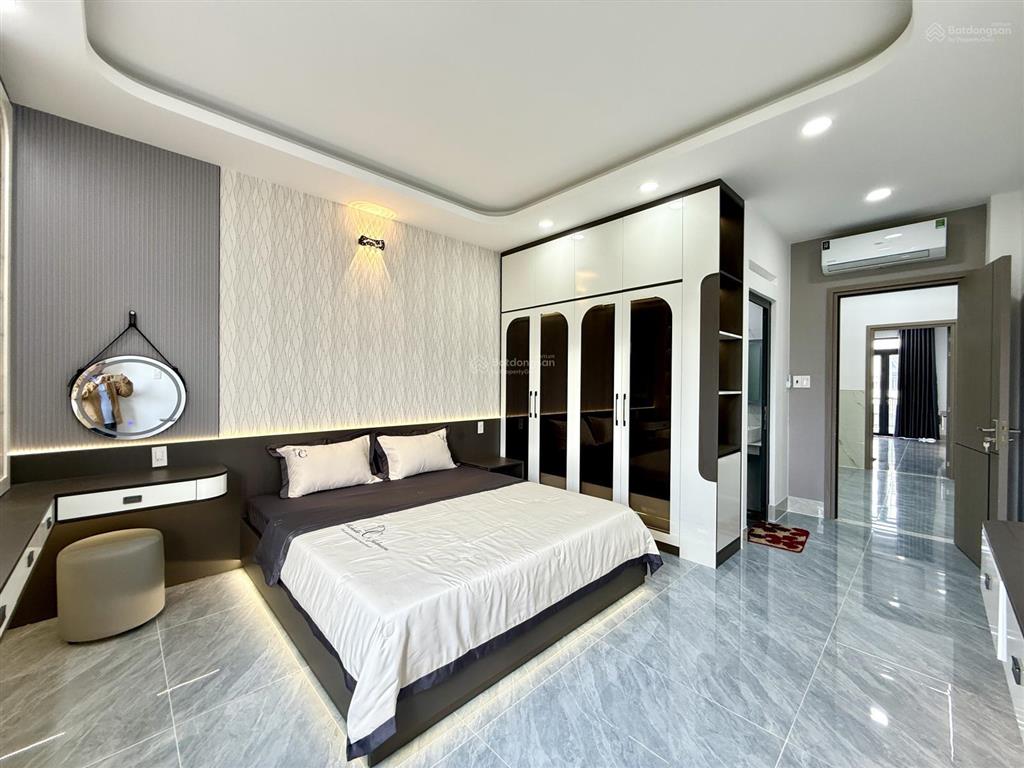 Nhà có thang máy, sát bên cụm trường học và ubp, dt4mx20m, lửng, 3 lầu, 4pn, hướng đn, 8.45 tỷ