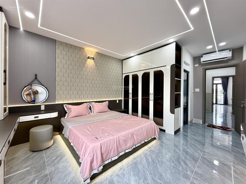 Nhà có thang máy, sát bên cụm trường học và ubp, dt4mx20m, lửng, 3 lầu, 4pn, hướng đn, 8.45 tỷ