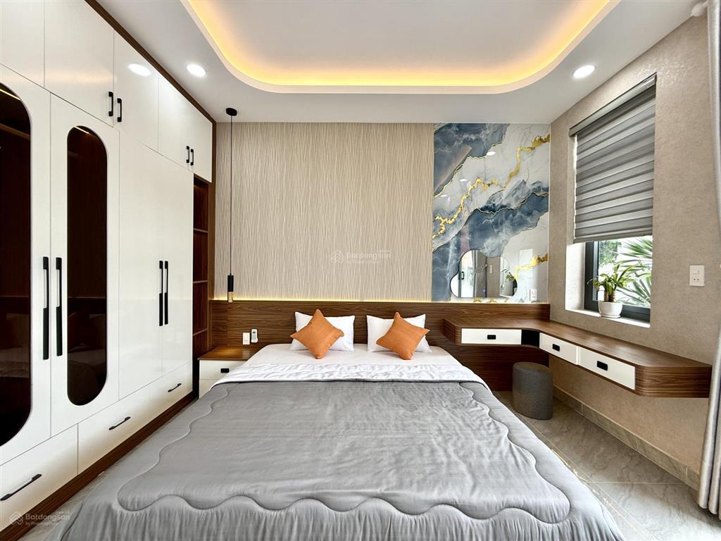 Nhà ngay bên ubp và trường học, dt4x15m, lửng, 3 lầu, 4pn, p.xông hơi, gara ô tô, p.thờ, 6.7 ty