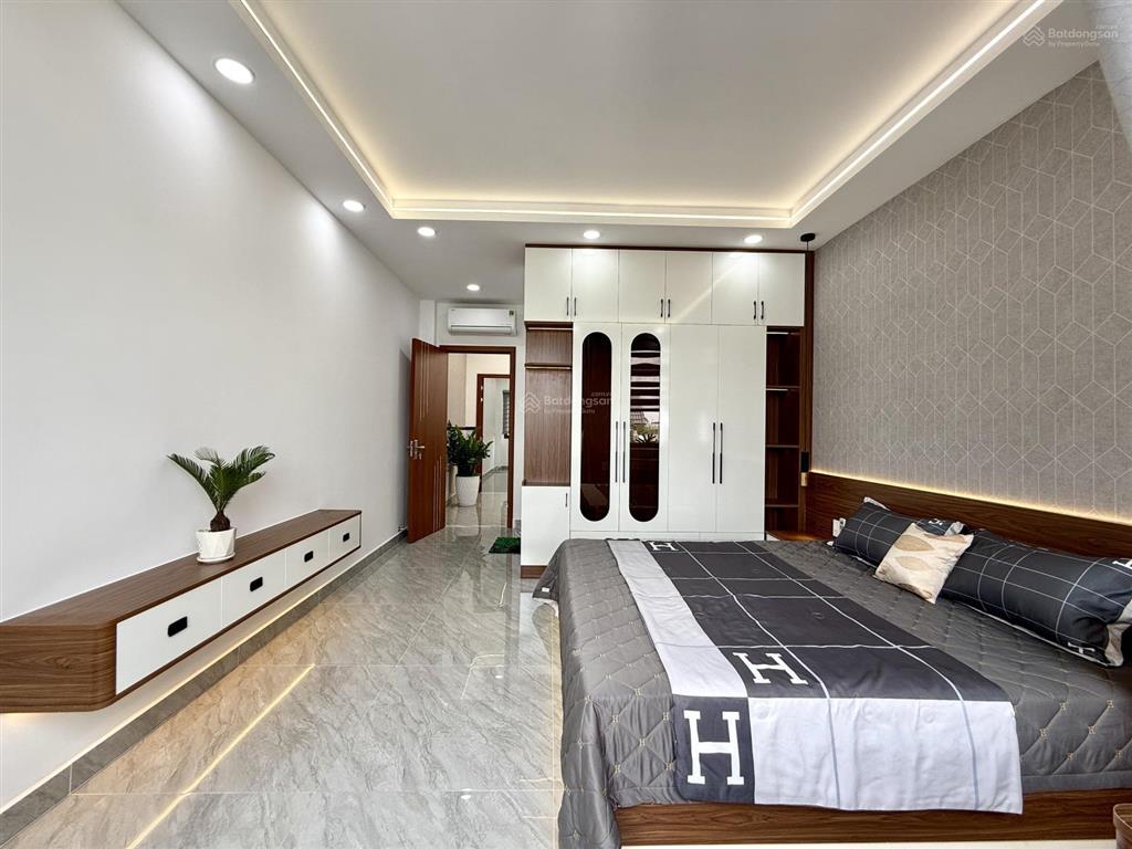 Nhà ngay bên ubp và trường học, dt4x15m, lửng, 3 lầu, 4pn, p.xông hơi, gara ô tô, p.thờ, 6.7 ty
