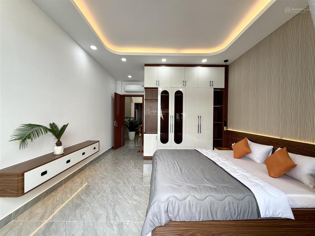 Nhà ngay bên ubp và trường học, dt4x15m, lửng, 3 lầu, 4pn, p.xông hơi, gara ô tô, p.thờ, 6.7 ty