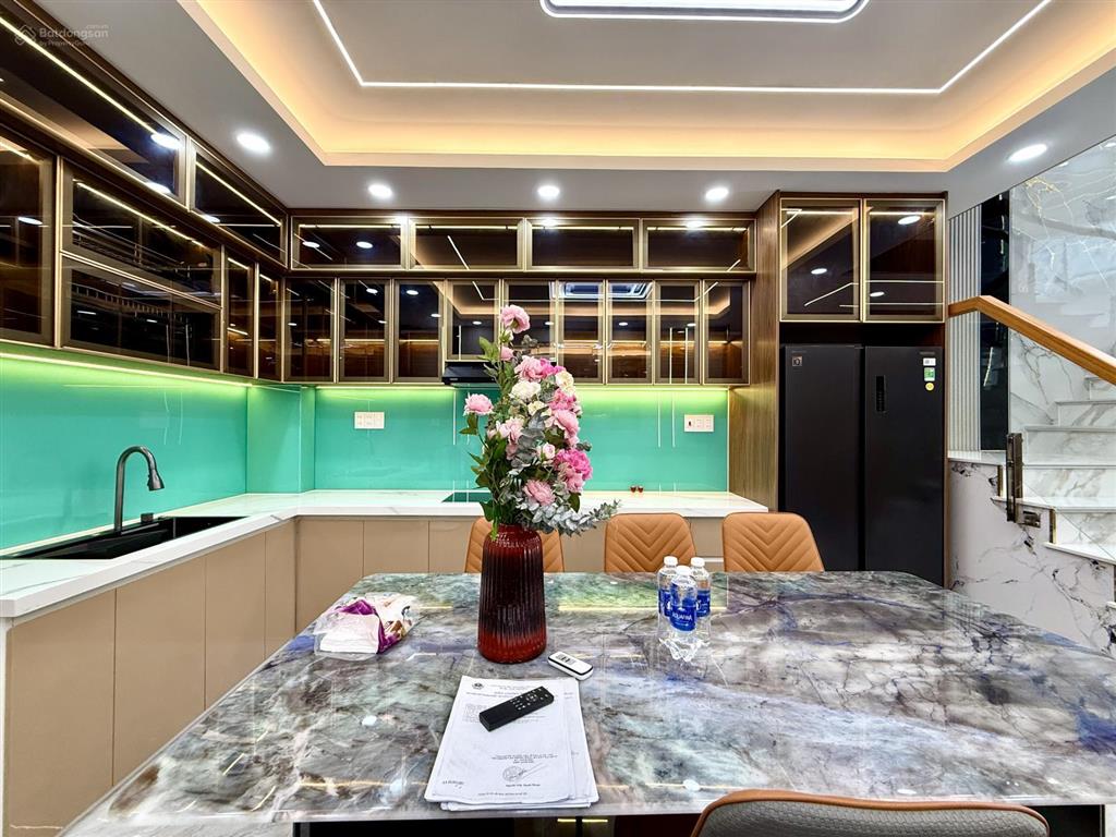 Nhà ngay bên ubp và trường học, dt4x15m, lửng, 3 lầu, 4pn, p.xông hơi, gara ô tô, p.thờ, 6.7 ty