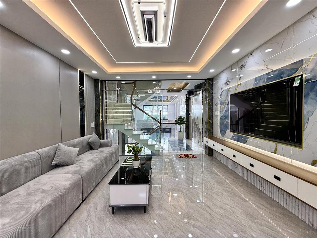 Nhà ngay bên ubp và trường học, dt4x15m, lửng, 3 lầu, 4pn, p.xông hơi, gara ô tô, p.thờ, 6.7 ty