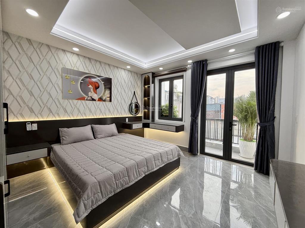 Nhà ngay sát bên ngã tư ga, dt 4x16m, lửng, 3lầu, 4pn, 5vs, p. thờ, s. thượng, gara xe, 6.9 tỷ