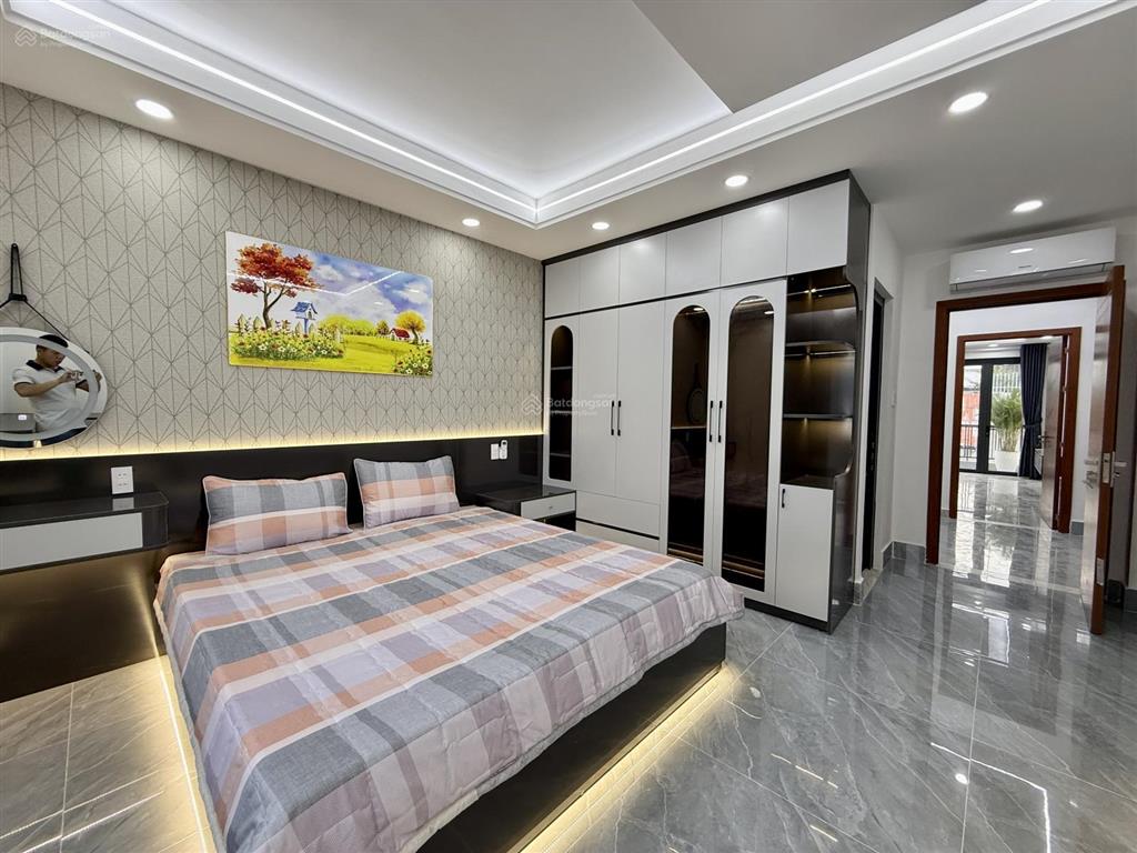 Nhà ngay sát bên ngã tư ga, dt 4x16m, lửng, 3lầu, 4pn, 5vs, p. thờ, s. thượng, gara xe, 6.9 tỷ