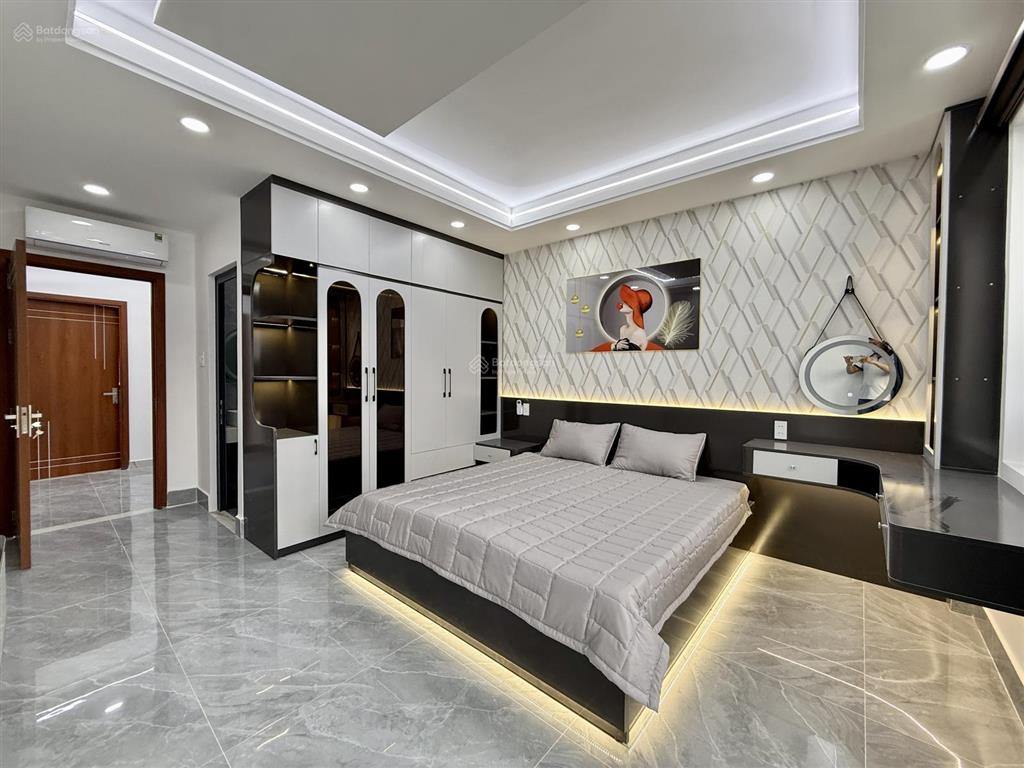 Nhà ngay sát bên ngã tư ga, dt 4x16m, lửng, 3lầu, 4pn, 5vs, p. thờ, s. thượng, gara xe, 6.9 tỷ