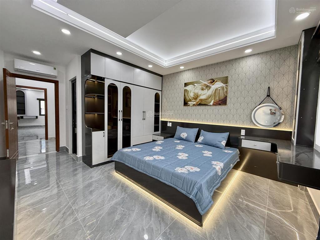 Nhà ngay sát bên ngã tư ga, dt 4x16m, lửng, 3lầu, 4pn, 5vs, p. thờ, s. thượng, gara xe, 6.9 tỷ