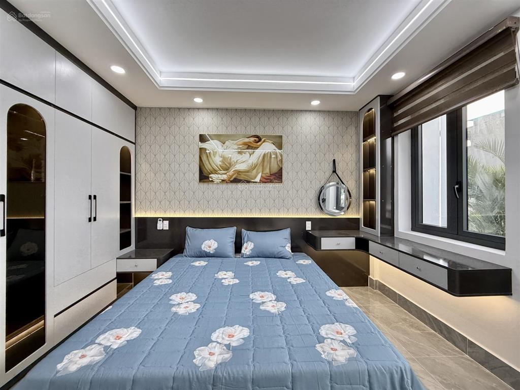 Nhà ngay sát bên ngã tư ga, dt 4x16m, lửng, 3lầu, 4pn, 5vs, p. thờ, s. thượng, gara xe, 6.9 tỷ