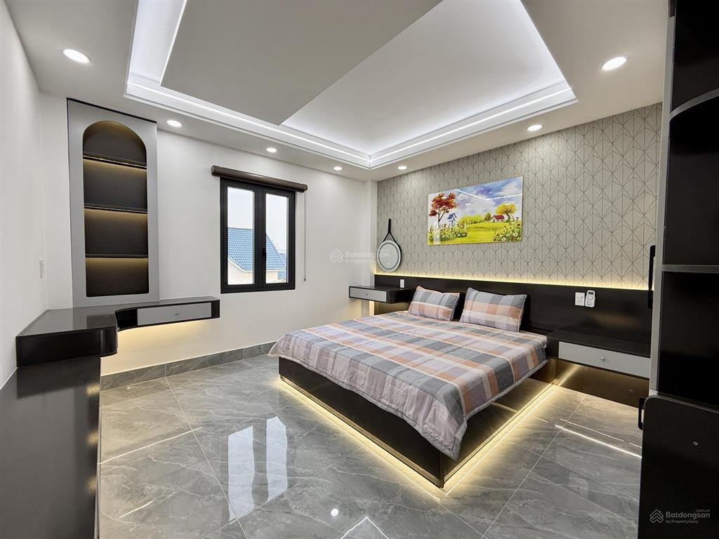 Nhà ngay sát bên ngã tư ga, dt 4x16m, lửng, 3lầu, 4pn, 5vs, p. thờ, s. thượng, gara xe, 6.9 tỷ