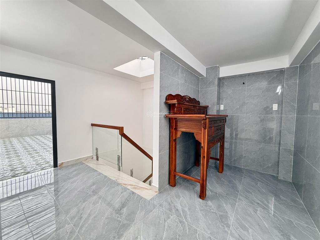 Nhà ngay sát bên ngã tư ga, dt 4x16m, lửng, 3lầu, 4pn, 5vs, p. thờ, s. thượng, gara xe, 6.9 tỷ