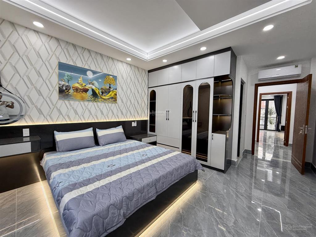 Nhà ngay sát bên ngã tư ga, dt 4x16m, lửng, 3lầu, 4pn, 5vs, p. thờ, s. thượng, gara xe, 6.9 tỷ