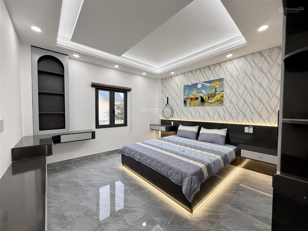 Nhà ngay sát bên ngã tư ga, dt 4x16m, lửng, 3lầu, 4pn, 5vs, p. thờ, s. thượng, gara xe, 6.9 tỷ