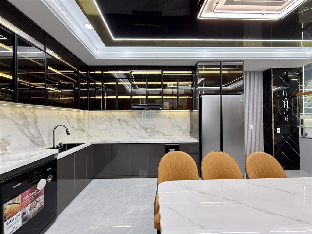 Nhà ngay sát bên ngã tư ga, dt 4x16m, lửng, 3lầu, 4pn, 5vs, p. thờ, s. thượng, gara xe, 6.9 tỷ