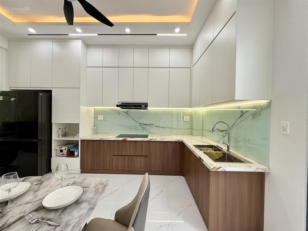 Nhà ngay bên chợ cầu đồng, dt4x13m, trệt, 3 lầu, 4pn, p.thờ, sân thượng, hướng tây nam, 6.1 tỷ