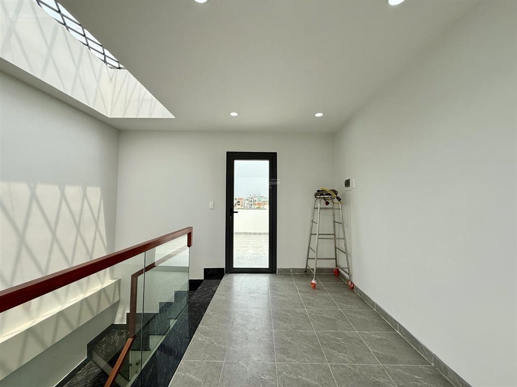 Nhà ngay bên chợ cầu đồng, dt4x13m, trệt, 3 lầu, 4pn, p.thờ, sân thượng, hướng tây nam, 6.1 tỷ