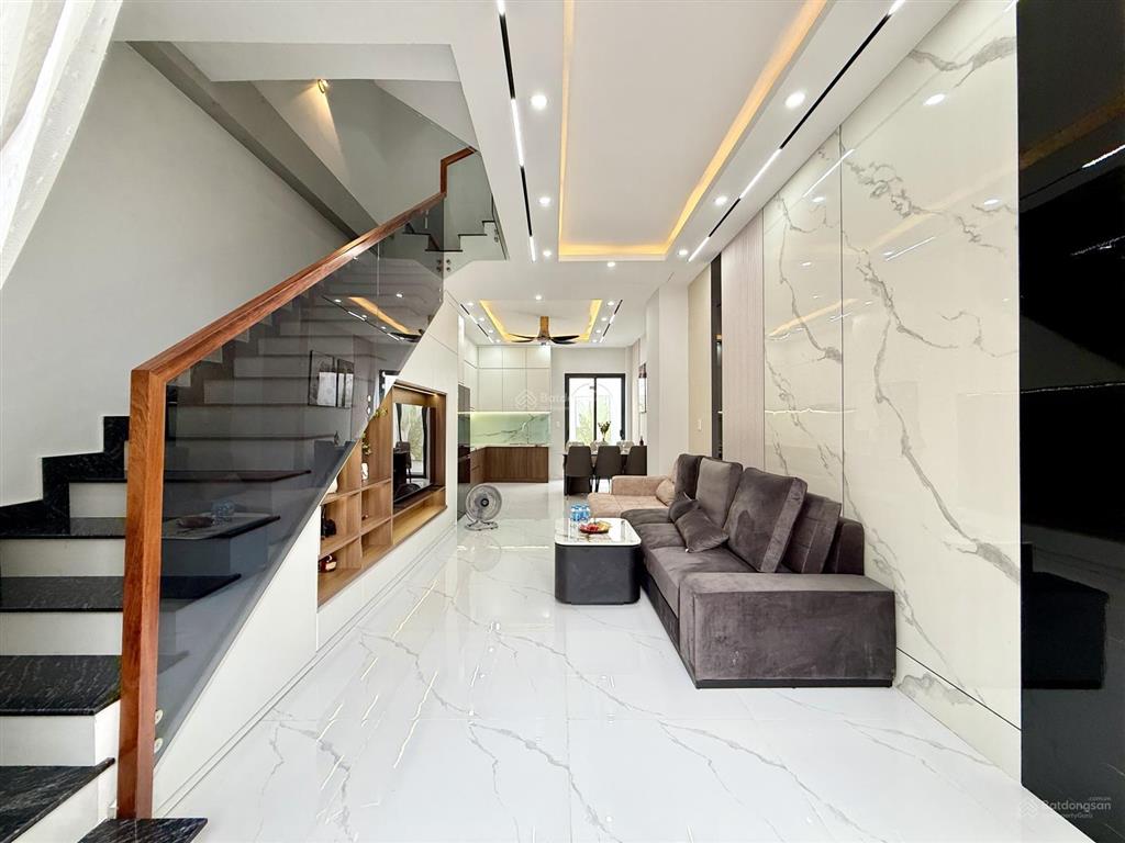 Nhà ngay bên chợ cầu đồng, dt4x13m, trệt, 3 lầu, 4pn, p.thờ, sân thượng, hướng tây nam, 6.1 tỷ