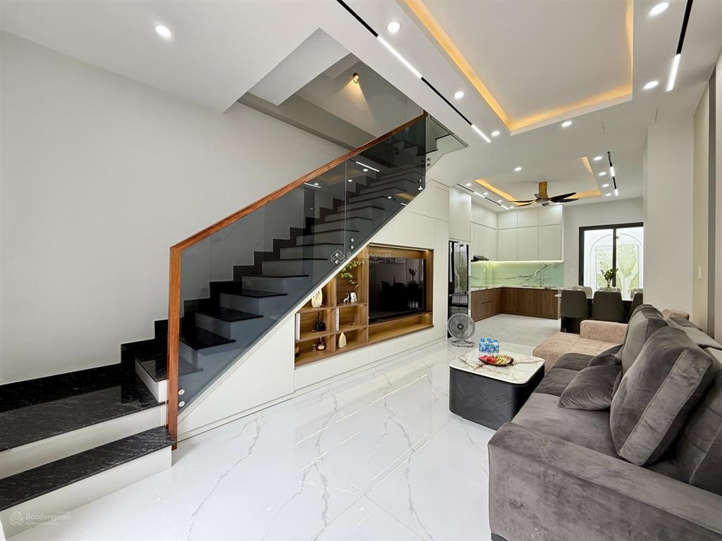 Nhà ngay bên chợ cầu đồng, dt4x13m, trệt, 3 lầu, 4pn, p.thờ, sân thượng, hướng tây nam, 6.1 tỷ