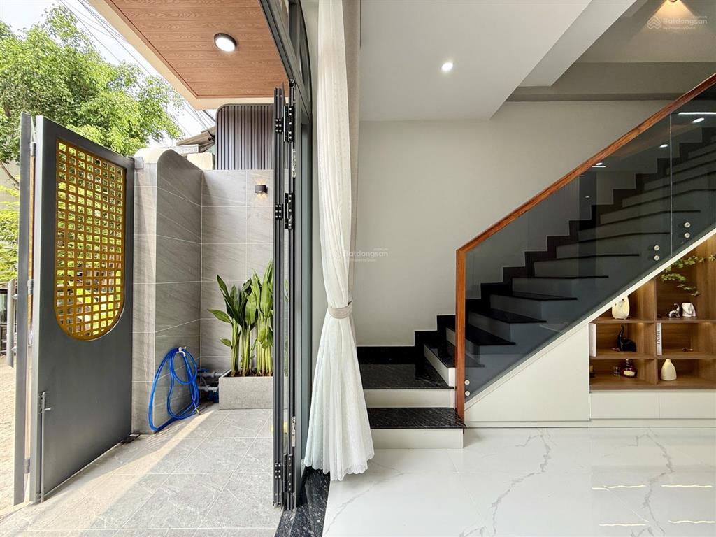 Nhà ngay bên chợ cầu đồng, dt4x13m, trệt, 3 lầu, 4pn, p.thờ, sân thượng, hướng tây nam, 6.1 tỷ