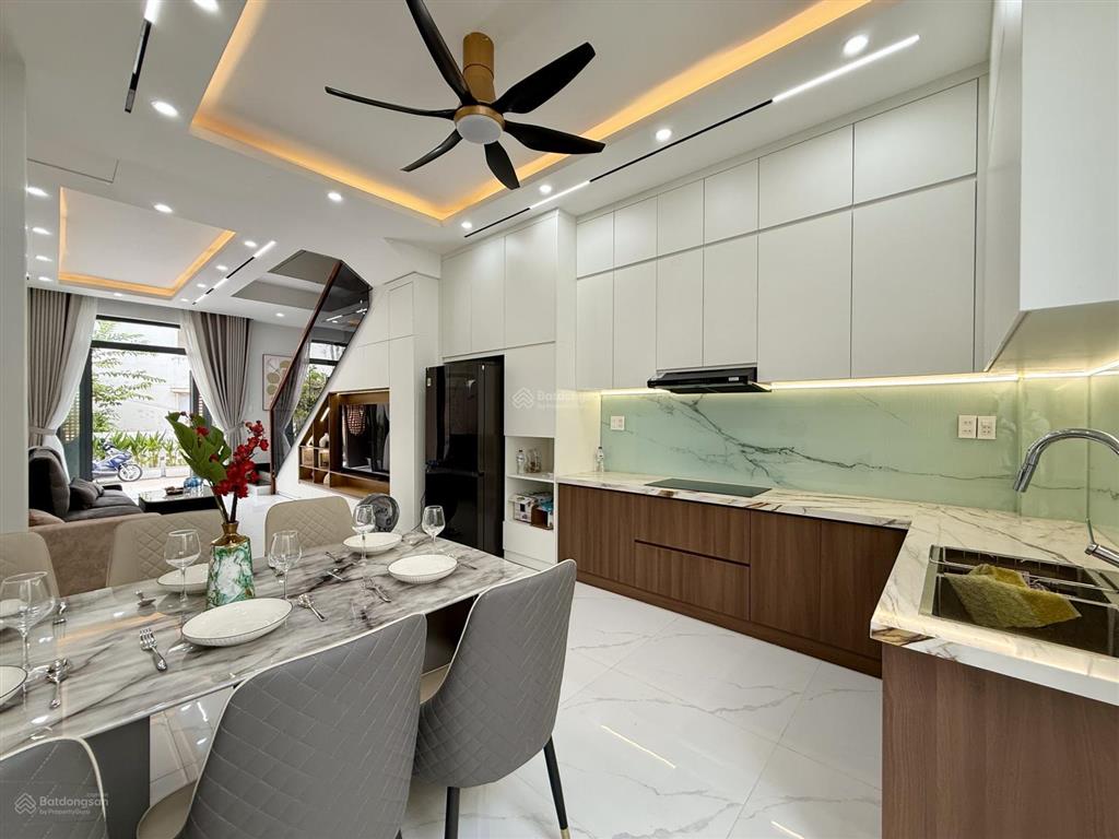 Nhà ngay bên chợ cầu đồng, dt4x13m, trệt, 3 lầu, 4pn, p.thờ, sân thượng, hướng tây nam, 6.1 tỷ