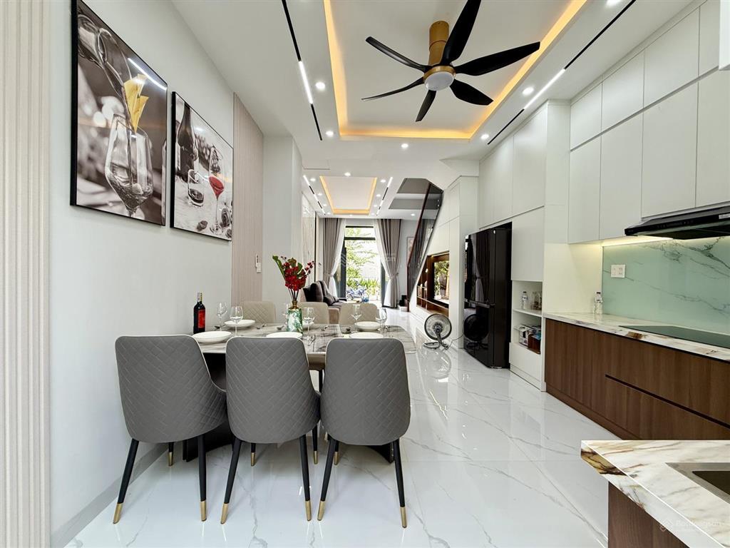 Nhà ngay bên chợ cầu đồng, dt4x13m, trệt, 3 lầu, 4pn, p.thờ, sân thượng, hướng tây nam, 6.1 tỷ