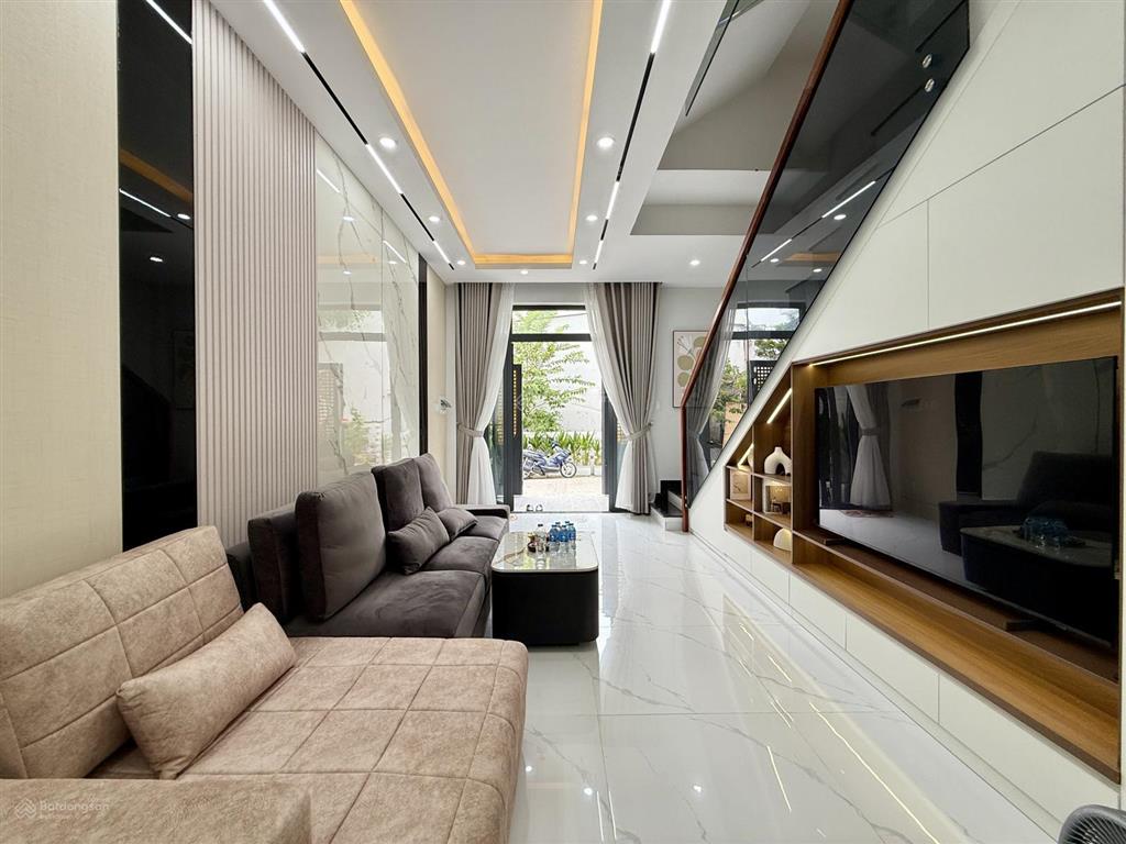 Nhà ngay bên chợ cầu đồng, dt4x13m, trệt, 3 lầu, 4pn, p.thờ, sân thượng, hướng tây nam, 6.1 tỷ