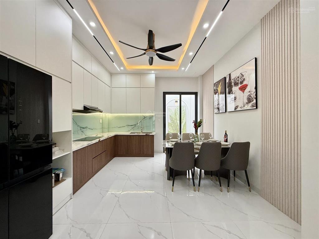 Nhà ngay bên chợ cầu đồng, dt4x13m, trệt, 3 lầu, 4pn, p.thờ, sân thượng, hướng tây nam, 6.1 tỷ