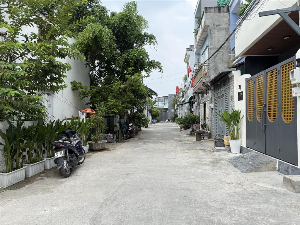 Nhà ngay bên chợ cầu đồng, dt4x13m, trệt, 3 lầu, 4pn, p.thờ, sân thượng, hướng tây nam, 6.1 tỷ