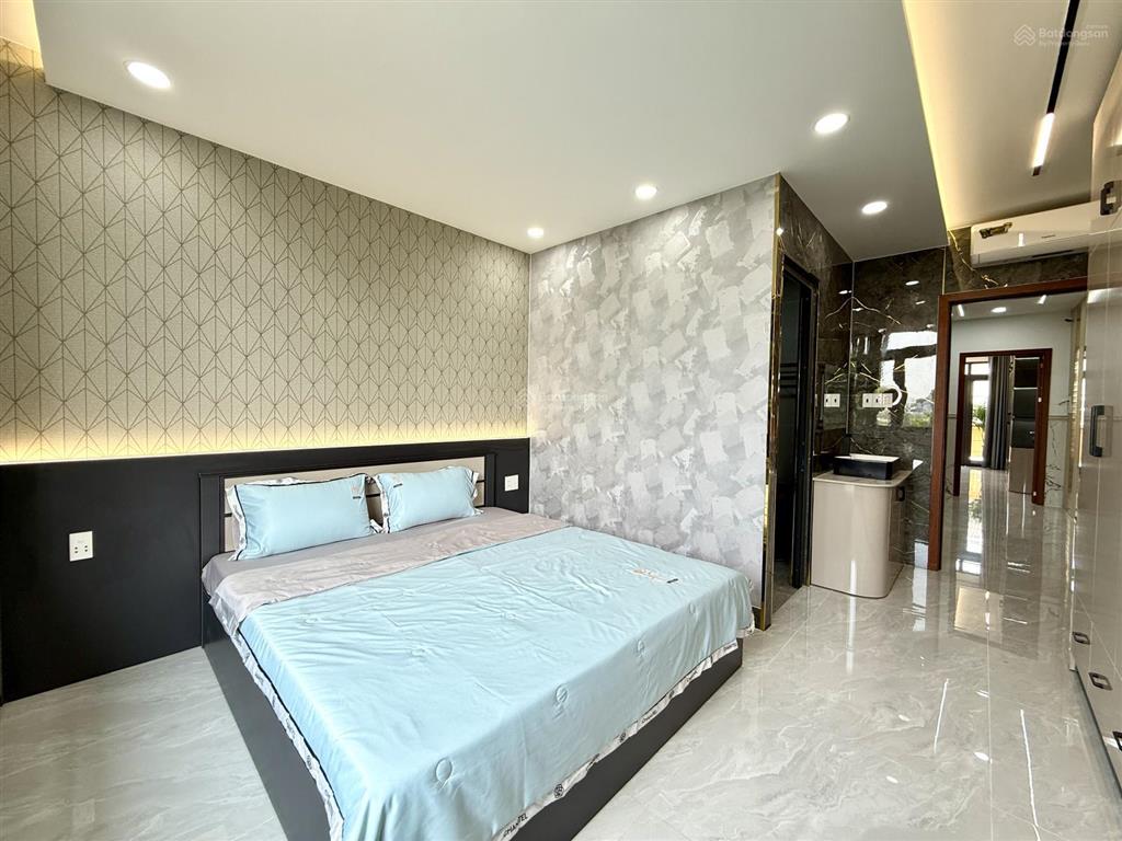 Nhà bên trường tiểu học, sẹc ngắn trần thị cờ, dt4mx20m, lửng, 3 lầu, 4pn, có thang máy, hướng bắc